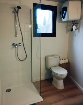 Salle de bains dans l'établissement Chambre indépendante avec SDB sur jardin, au calme