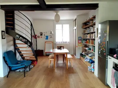Bibliothèque dans l'appartement