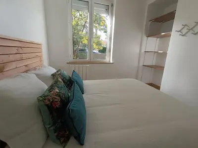 Un ou plusieurs lits dans un hébergement de l'établissement Maison rénovée 4 ch. avec jardin, à 700m de la plage et proches commerces - St Brevin Les Pins - FR-1-364-152