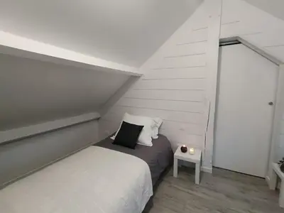 Un ou plusieurs lits dans un hébergement de l'établissement Maison rénovée 4 ch. avec jardin, à 700m de la plage et proches commerces - St Brevin Les Pins - FR-1-364-152