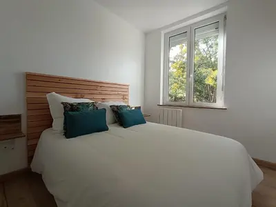 Un ou plusieurs lits dans un hébergement de l'établissement Maison rénovée 4 ch. avec jardin, à 700m de la plage et proches commerces - St Brevin Les Pins - FR-1-364-152