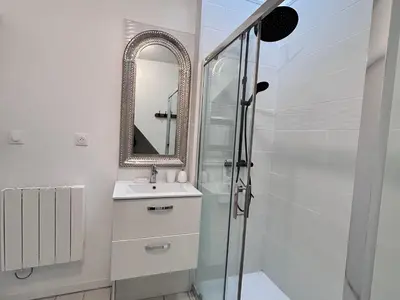Salle de bains dans l'établissement Maison rénovée 4 ch. avec jardin, à 700m de la plage et proches commerces - St Brevin Les Pins - FR-1-364-152