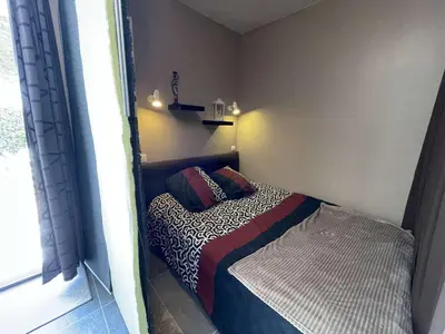 Un ou plusieurs lits dans un hébergement de l'établissement Studio confortable avec terrasse et parking à 300m de la plage - FR-1-224C-236