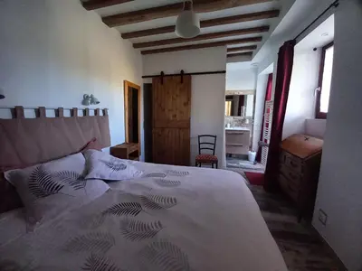 Un ou plusieurs lits dans un hébergement de l'établissement Gîte rénové avec piscine chauffée et jardin clos, à proximité des plages et de la campagne bio. - FR-1-426-531
