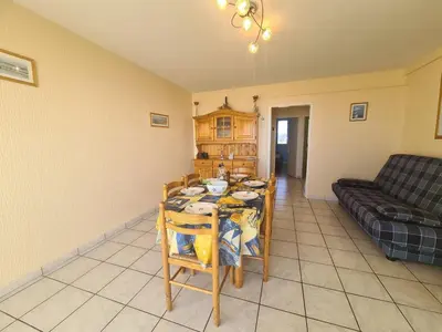 Coin salon dans l'établissement Appartement rénové 3 pièces avec balcon, proche plage - Saint-Jean-de-Monts - FR-1-224C-237