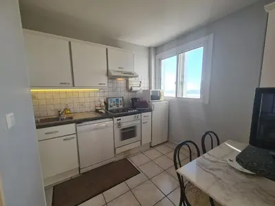 Cuisine ou kitchenette dans l'établissement Appartement rénové 3 pièces avec balcon, proche plage - Saint-Jean-de-Monts - FR-1-224C-237