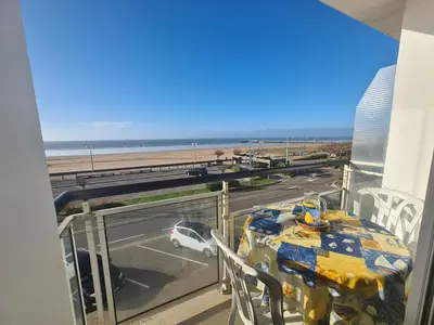 Vue générale sur la mer ou vue sur la mer prise depuis l'appartement