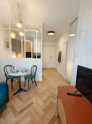 Télévision ou salle de divertissement dans l'établissement Magnifique studio hyper centre Nantes Graslin