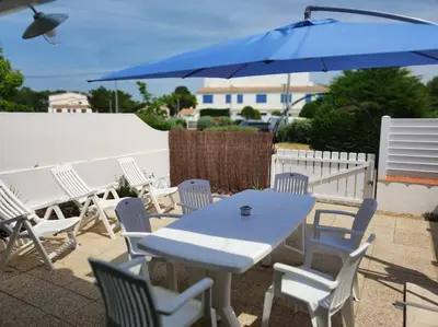Balcon ou terrasse dans l'établissement Belle maison quartier calme proche plage mer