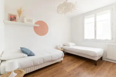 Un ou plusieurs lits dans un hébergement de l'établissement Joli Appartement avec Garage sur l'Île de Nantes