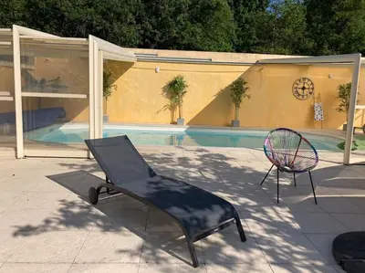 Piscine de l'établissement Gîte COQUELICOT F2 avec piscine et SPA ou située à proximité