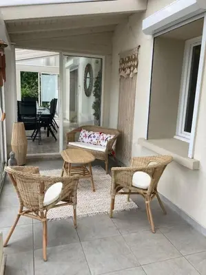 Coin salon dans l'établissement Gîte COQUELICOT F2 avec piscine et SPA