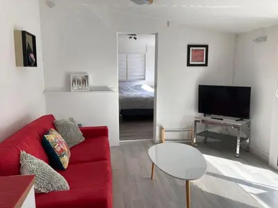 Télévision ou salle de divertissement dans l'établissement Gîte COQUELICOT F2 avec piscine et SPA