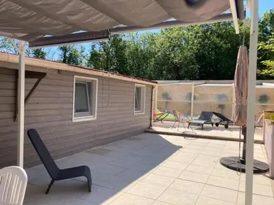 Terrasse ou espace extérieur de l'établissement Gîte COQUELICOT F2 avec piscine et SPA