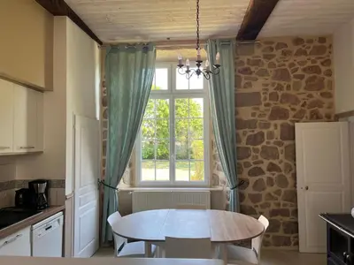 Cuisine ou kitchenette dans l'établissement Gîte du Sacré-Coeur - Mauléon- proche Puy du fou