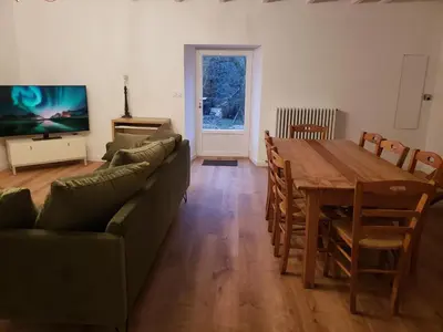 Télévision ou salle de divertissement dans l'établissement La Ferme du domaine de La Mazure