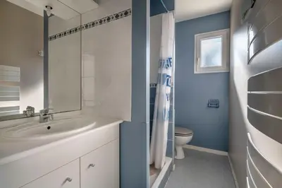 Salle de bains dans l'établissement Maison à 500m de la plage pour 4