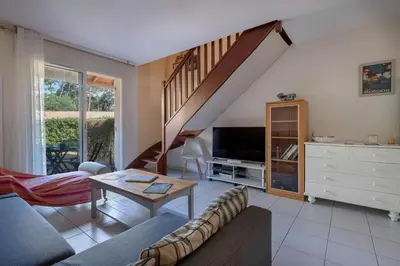Télévision ou salle de divertissement dans l'établissement Maison à 500m de la plage pour 4