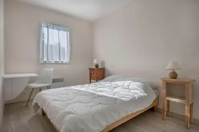 Un ou plusieurs lits dans un hébergement de l'établissement Maison à 500m de la plage pour 4