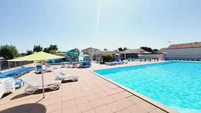 Piscine de l'établissement Le Costa Gloria - 400m de la plage - Sud Nantes Camping de la Prairie ou située à proximité