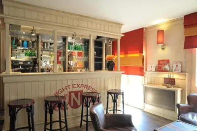 Salon ou bar de l'établissement Brit Hotel Essentiel Cholet