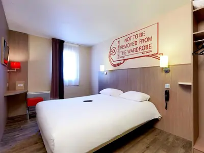 Un ou plusieurs lits dans un hébergement de l'établissement Brit Hotel Essentiel Cholet