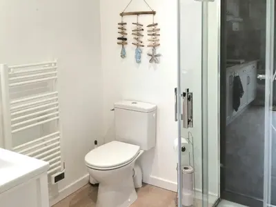Salle de bains dans l'établissement Studio charmant proche centre, terrasse privée, parking, 2km plage - Saint-Jean-de-Monts - FR-1-426-532
