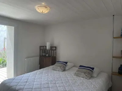 Un ou plusieurs lits dans un hébergement de l'établissement Charmante maison rénovée, proche plage, jardin, terrasse, 3 chambres - FR-1-224B-193