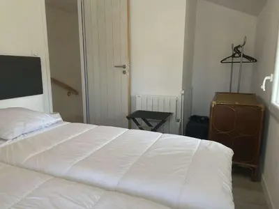 Un ou plusieurs lits dans un hébergement de l'établissement Charmante maison rénovée, proche plage, jardin, terrasse, 3 chambres - FR-1-224B-193