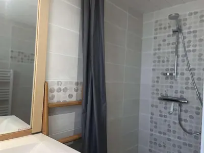 Salle de bains dans l'établissement Charmante maison rénovée, proche plage, jardin, terrasse, 3 chambres - FR-1-224B-193