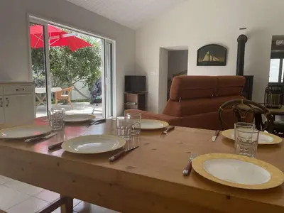 Coin salon dans l'établissement Charmante maison rénovée, proche plage, jardin, terrasse, 3 chambres - FR-1-224B-193