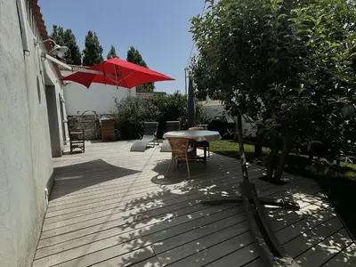 Jardin de l'établissement Charmante maison rénovée, proche plage, jardin, terrasse, 3 chambres - FR-1-224B-193