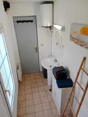 Salle de bains dans l'établissement Les Rosiers