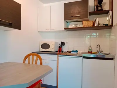 Cuisine ou kitchenette dans l'établissement Les Rosiers