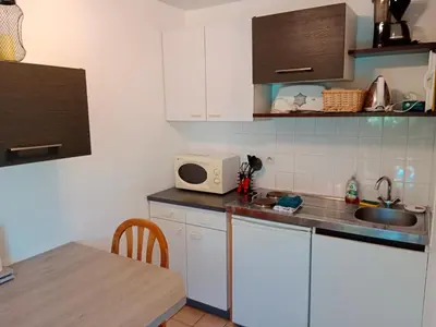 Cuisine ou kitchenette dans l'établissement Les Rosiers