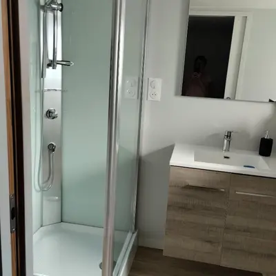 Salle de bains dans l'établissement Studio attenant a la maison principale
