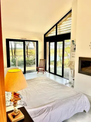 Un ou plusieurs lits dans un hébergement de l'établissement Maison en bord de rivière de mer