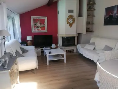 Coin salon dans l'établissement maison calme avec piscine palmiers 300m de la plage pornichet centre