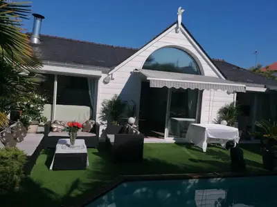 Jardin de l'établissement maison calme avec piscine palmiers 300m de la plage pornichet centre