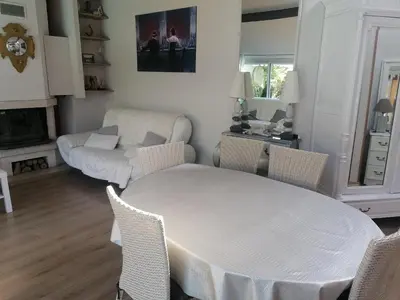 Coin salon dans l'établissement maison calme avec piscine palmiers 300m de la plage pornichet centre