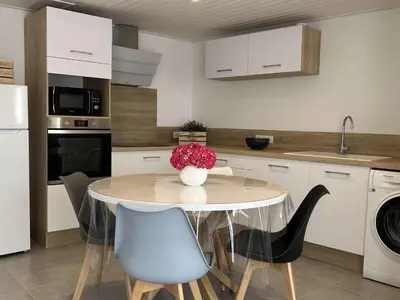 Cuisine ou kitchenette dans l'établissement Maison proche centre Noirmoutier, terrasse et parking - FR-1-224B-195