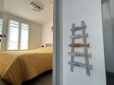 Un ou plusieurs lits dans un hébergement de l'établissement Maison proche centre Noirmoutier, terrasse et parking - FR-1-224B-195