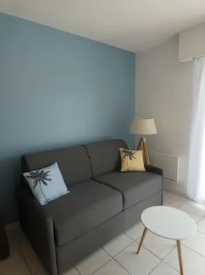 Coin salon dans l'établissement Joli Studio 28m² 200m plage avec balcon