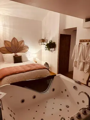 Un ou plusieurs lits dans un hébergement de l'établissement La Petite Grange - Spa Balnéo