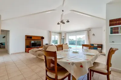 Télévision ou salle de divertissement dans l'établissement Le Fenouiller - 6 personnes, Maison Piscine