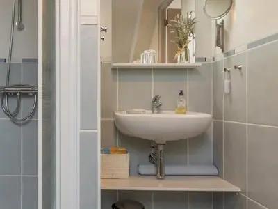 Salle de bains dans l'établissement Chambre tout confort près du canal à Blain, accès handicapés, WiFi, TV, coin cuisine - FR-1-306-1255