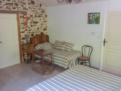 Coin salon dans l'établissement Confort et Tranquillité à Blain : Chambre Climatisée, Salle d'Eau Privative, Wifi et Vélos à Disposition - FR-1-306-1253