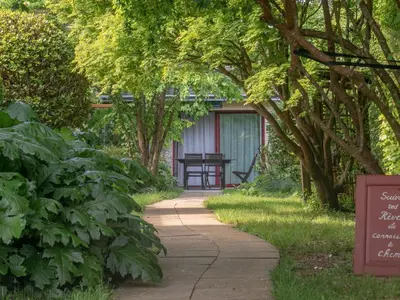 Jardin de l'établissement Confort et Tranquillité à Blain : Chambre Climatisée, Salle d'Eau Privative, Wifi et Vélos à Disposition - FR-1-306-1253