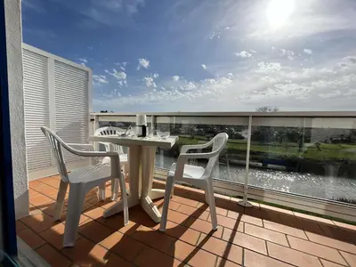 Balcon ou terrasse dans l'établissement Appartement cosy en centre-ville avec balcon, parking et à 10 min des plages - 4 couchages - FR-1-224B-196