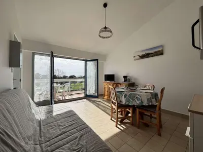 Télévision ou salle de divertissement dans l'établissement Appartement cosy en centre-ville avec balcon, parking et à 10 min des plages - 4 couchages - FR-1-224B-196